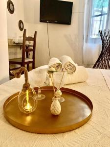 une table avec un plateau avec des verres et des bougies dessus dans l'établissement Il Vecchio Cortile, à Agrigente