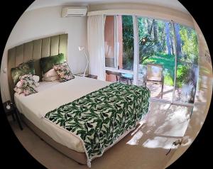 - une chambre avec un lit et une grande fenêtre dans l'établissement Margaret River Bed & Breakfast, à Margaret River Town