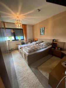 Un dormitorio con una cama grande y una ventana en Haus Willi en Aßlar