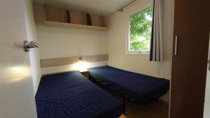Gallery image of Chalet 156 voor 6 personen De Kuilart 5-sterren camping in Friesland in Koudum +14 photos