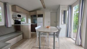 Gallery image of Chalet 156 voor 6 personen De Kuilart 5-sterren camping in Friesland in Koudum