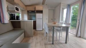 Gallery image of Chalet 156 voor 6 personen De Kuilart 5-sterren camping in Friesland in Koudum