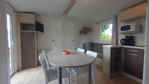 Gallery image of Chalet 156 voor 6 personen De Kuilart 5-sterren camping in Friesland in Koudum