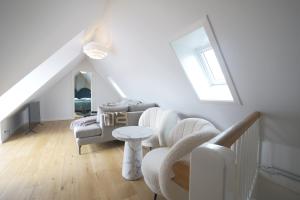 sala de estar con muebles blancos y tragaluz en Carolinas Apartment - RAP 5, en Copenhague
