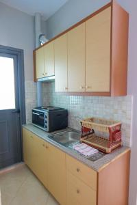 a kitchen with a counter top with a microwave at White Hotel in Borsh