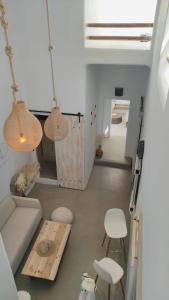 een woonkamer met een bank en een tafel en stoelen bij NOMAD SURF HOUSE in Corralejo