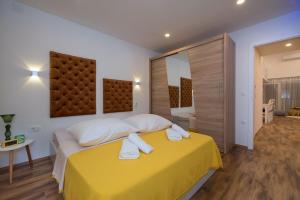 Postel nebo postele na pokoji v ubytování Luxury with gallery, heated pool only for you-KLIS CRO