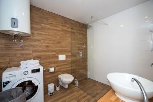 Koupelna v ubytování Luxury with gallery, heated pool only for you-KLIS CRO