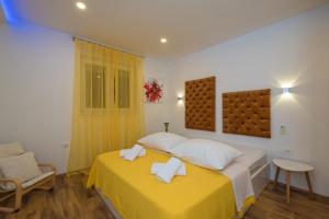 Postel nebo postele na pokoji v ubytování Luxury with gallery, heated pool only for you-KLIS CRO
