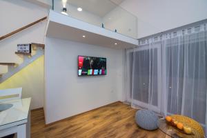 TV a/nebo společenská místnost v ubytování Luxury with gallery, heated pool only for you-KLIS CRO