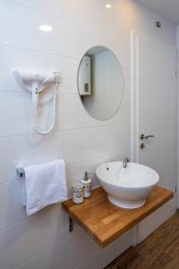 Koupelna v ubytování Luxury with gallery, heated pool only for you-KLIS CRO