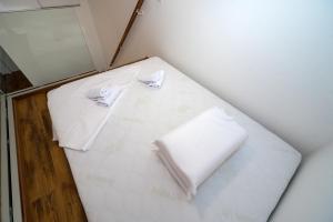 Postel nebo postele na pokoji v ubytování Luxury with gallery, heated pool only for you-KLIS CRO