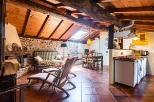 een keuken en een woonkamer met stoelen en een fornuis bij Nearby 5 Terre Lovely Mansarda in Carrodano Inferiore