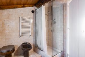 a bathroom with a shower and a toilet at Nearby 5 Terre Lovely Mansarda in Carrodano Inferiore