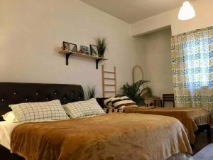 1 dormitorio con 2 camas y una estantería en la pared en JUST NICE ,Selesa hillhome bukit tinggi bentong, en Bentong