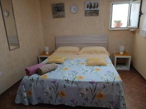 Tempat tidur dalam kamar di Casa Vacanze Bergamotto & Limoni