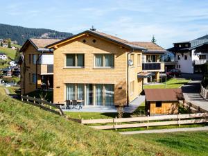 dom na zboczu wzgórza w obiekcie Chalet Alpenluft w mieście Hirschegg