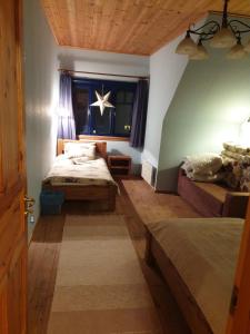 RannaにあるRannamõisa Puhkekülaのベッドルーム1室(ベッド2台、窓付)