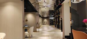 um corredor de uma loja com cadeiras e um longo corredor em Aquila Hotel Jeddah Al Hamra em Jidá