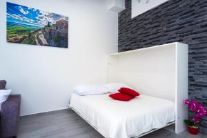 Postel nebo postele na pokoji v ubytování Luxury with gallery, heated pool only for you-KLIS CRO