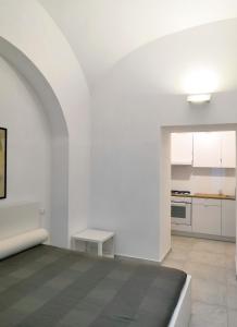Dieses weiße Zimmer verfügt über ein Bett und eine Küche. in der Unterkunft Cozy corner in Ischia city center in Ischia