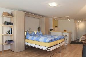 um quarto com uma cama com almofadas azuis em Adler 87 em Leukerbad