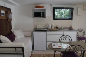 a living room with a couch and a kitchen at YOG Studio in Soorts-Hossegor