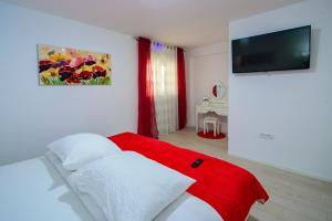 Postel nebo postele na pokoji v ubytování Luxury with gallery, heated pool only for you-KLIS CRO