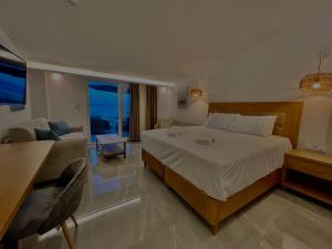 una camera con letto e un soggiorno di Hotel Pefkohori Beach a Pefkohori