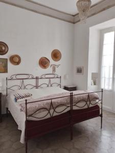 una camera con un letto e una parete bianca di Historic building by the sea a Finale Ligure