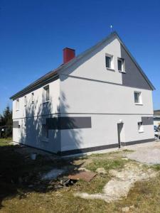 HoÅ¡Å¥ka的住宿－Apartment Diana，白色房子,有红色屋顶