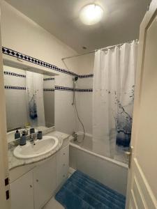 Kúpeľňa v ubytovaní Grand appartement 87m2 à 10 mètres de la plage + 12 fotografií