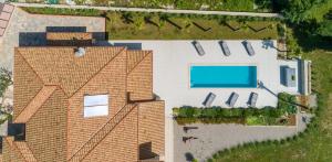 Cette chambre offre une vue sur une maison dotée d'une piscine. dans l'établissement Villa Palma with Heated Private Pool, à Podhum