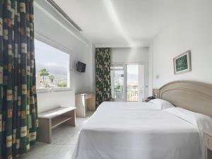 A bed or beds in a room at Apartamentos La Carabela