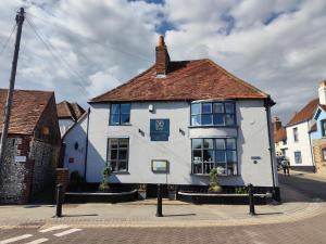 a white building on the corner of a street at Frankland - Emsworth Harbour 3 Bedroom House in Emsworth