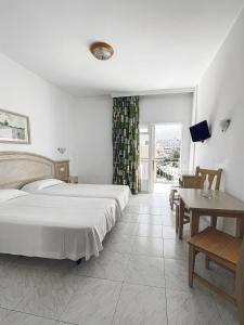 A bed or beds in a room at Apartamentos La Carabela