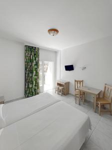 A bed or beds in a room at Apartamentos La Carabela
