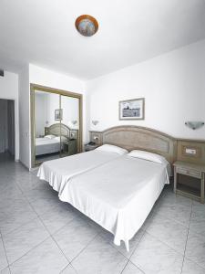 A bed or beds in a room at Apartamentos La Carabela