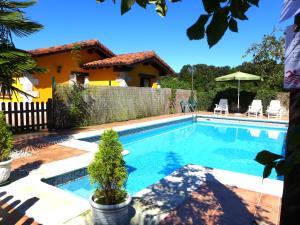 uma piscina em frente a uma casa em Apartamento con piscina cerca de Llanes PDRA001R em Lledías