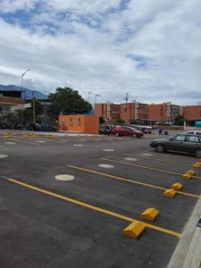 un estacionamiento vacío con coches aparcados en él en Apartamento Amoblado Conjunto Terraverde en Ibagué