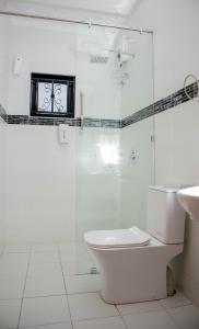 Et badeværelse på Lux Suites Eldoret Luxury Villas