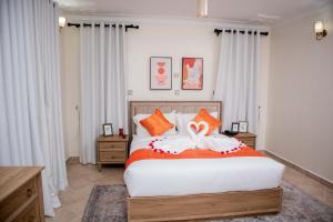 En eller flere senge i et værelse på Lux Suites Eldoret Luxury Villas