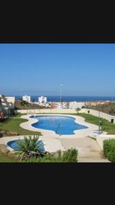 Bazén v ubytování Apartamento Tarifamar con piscina y aparcamiento nebo v jeho okolí