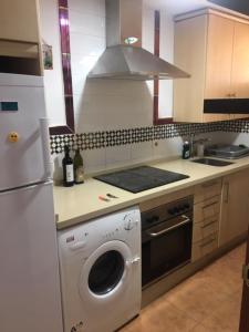 Kuchyň nebo kuchyňský kout v ubytování Apartamento Tarifamar con piscina y aparcamiento