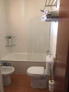 Koupelna v ubytování Apartamento Tarifamar con piscina y aparcamiento