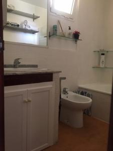 Koupelna v ubytování Apartamento Tarifamar con piscina y aparcamiento