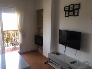 TV a/nebo společenská místnost v ubytování Apartamento Tarifamar con piscina y aparcamiento