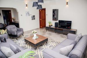 TV a/nebo společenská místnost v ubytování Lux Suites Eldoret Luxury Villas