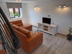 salon z kanapą i telewizorem w obiekcie Holiday Home Orihi w mieście Barban
