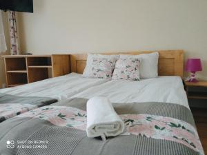 um quarto com uma cama com uma toalha em Wakacje na Jodłowej Odargowo em Odargowo